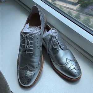 BANANA REPUBLIC SILVER METALLIC OXFORDS
